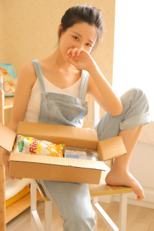 女仆裸乳给主人吃奶